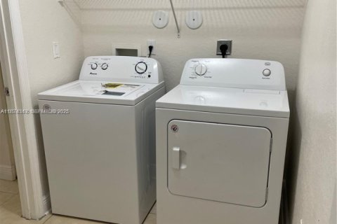 Townhouse in Coral Springs, Florida 2 bedrooms, 111.76 sq.m. № 1940918 - photo 18