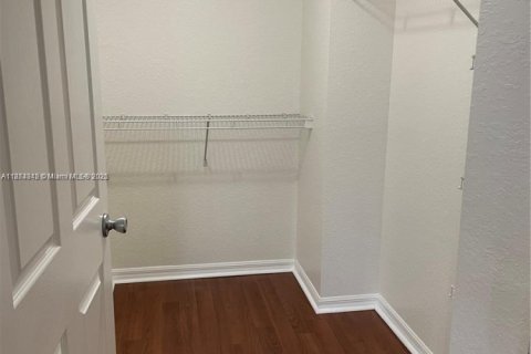 Снять в аренду таунхаус в Корал-Спрингс, Флорида 2 спальни, 111.76м2, № 1940918 - фото 7