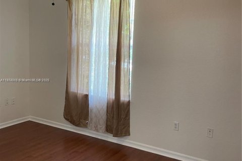 Снять в аренду таунхаус в Корал-Спрингс, Флорида 2 спальни, 111.76м2, № 1940918 - фото 10