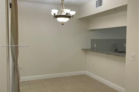 Снять в аренду таунхаус в Корал-Спрингс, Флорида 2 спальни, 111.76м2, № 1940918 - фото 15