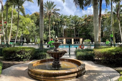 Снять в аренду таунхаус в Корал-Спрингс, Флорида 2 спальни, 111.76м2, № 1940918 - фото 2