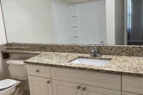 Снять в аренду таунхаус в Корал-Спрингс, Флорида 2 спальни, 111.76м2, № 1940918 - фото 6