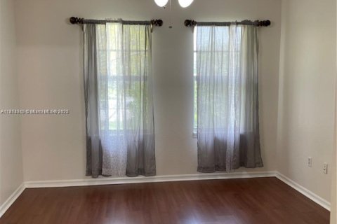 Снять в аренду таунхаус в Корал-Спрингс, Флорида 2 спальни, 111.76м2, № 1940918 - фото 8