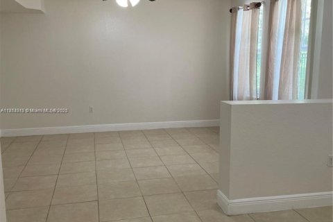 Снять в аренду таунхаус в Корал-Спрингс, Флорида 2 спальни, 111.76м2, № 1940918 - фото 14