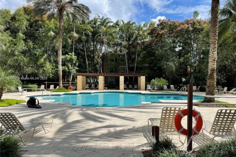 Снять в аренду таунхаус в Корал-Спрингс, Флорида 2 спальни, 111.76м2, № 1940918 - фото 1