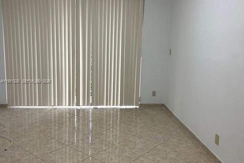 Снять в аренду кондоминиум в Серфсайд, Флорида 2 спальни, 110.55м2, № 2035259 - фото 5