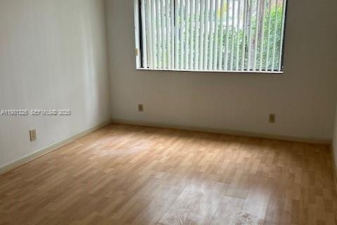 Снять в аренду кондоминиум в Серфсайд, Флорида 2 спальни, 110.55м2, № 2035259 - фото 2