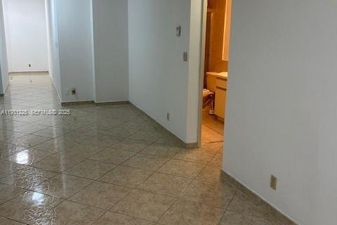 Снять в аренду кондоминиум в Серфсайд, Флорида 2 спальни, 110.55м2, № 2035259 - фото 6