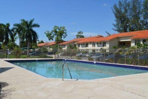 Condo in Royal Palm Beach, Florida, 2 bedrooms  № 952283 - photo 1