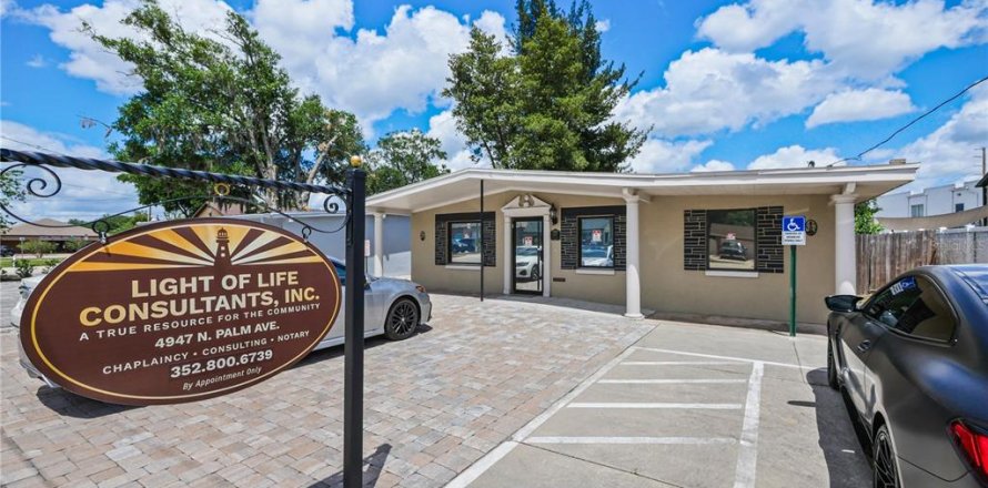 Commercial property in Winter Park, Florida 101.08 sq.m. № 2150965