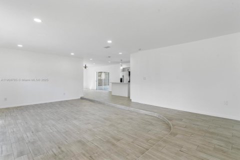 House in Hollywood, Florida 4 bedrooms, 176.05 sq.m. № 1965400 - photo 4