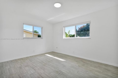 House in Hollywood, Florida 4 bedrooms, 176.05 sq.m. № 1965400 - photo 19