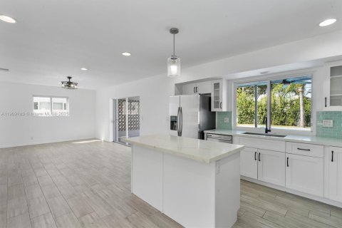 House in Hollywood, Florida 4 bedrooms, 176.05 sq.m. № 1965400 - photo 14