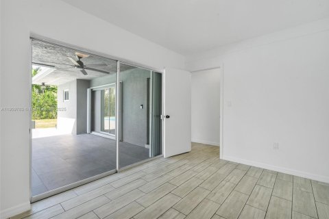 House in Hollywood, Florida 4 bedrooms, 176.05 sq.m. № 1965400 - photo 24