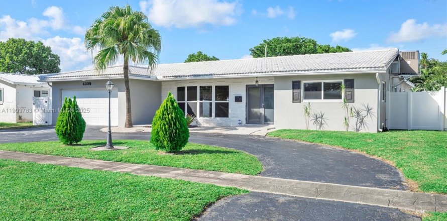 House in Hollywood, Florida 4 bedrooms, 176.05 sq.m. № 1965400