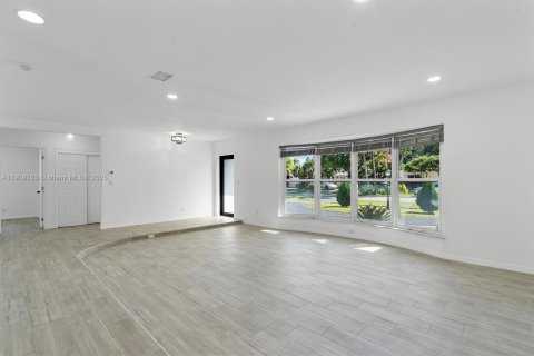 House in Hollywood, Florida 4 bedrooms, 176.05 sq.m. № 1965400 - photo 6