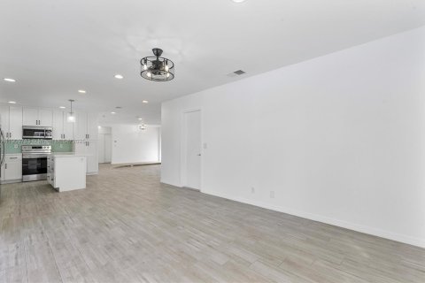 House in Hollywood, Florida 4 bedrooms, 176.05 sq.m. № 1965400 - photo 11