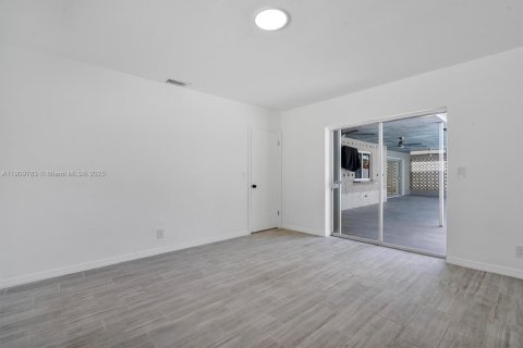 House in Hollywood, Florida 4 bedrooms, 176.05 sq.m. № 1965400 - photo 29