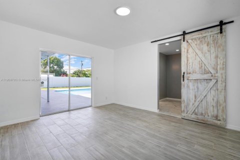 House in Hollywood, Florida 4 bedrooms, 176.05 sq.m. № 1965400 - photo 28