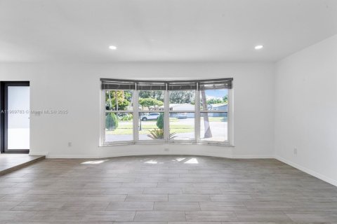 House in Hollywood, Florida 4 bedrooms, 176.05 sq.m. № 1965400 - photo 8