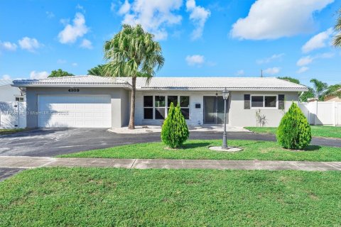 House in Hollywood, Florida 4 bedrooms, 176.05 sq.m. № 1965400 - photo 3