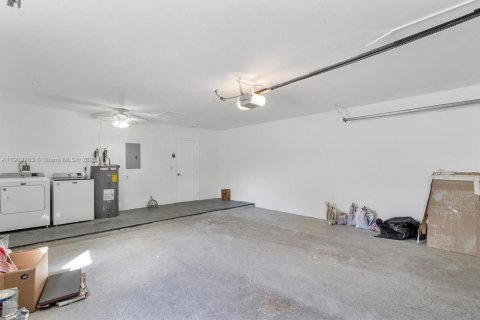 House in Hollywood, Florida 4 bedrooms, 176.05 sq.m. № 1965400 - photo 18