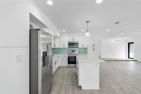 House in Hollywood, Florida 4 bedrooms, 176.05 sq.m. № 1965400 - photo 13