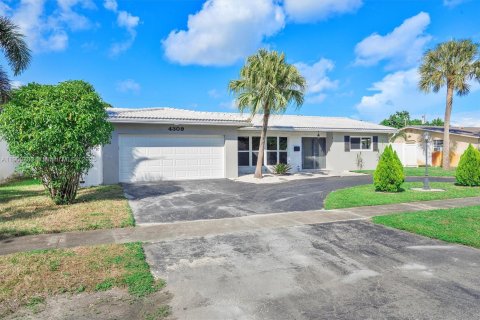 House in Hollywood, Florida 4 bedrooms, 176.05 sq.m. № 1965400 - photo 2