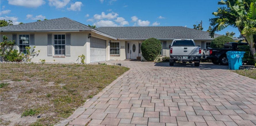 House in Boynton Beach, Florida 4 bedrooms, 173.45 sq.m. № 1861612