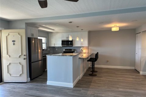 Condominio en alquiler en Treasure Island, Florida, 2 dormitorios, 91.51 m2 № 2199050 - foto 2