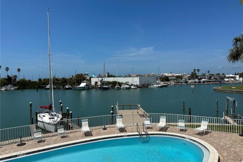 Condominio en Treasure Island, Florida, 2 dormitorios  № 2199050