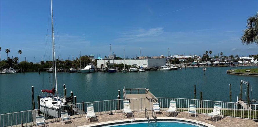 Condominio en Treasure Island, Florida, 2 dormitorios  № 2199050
