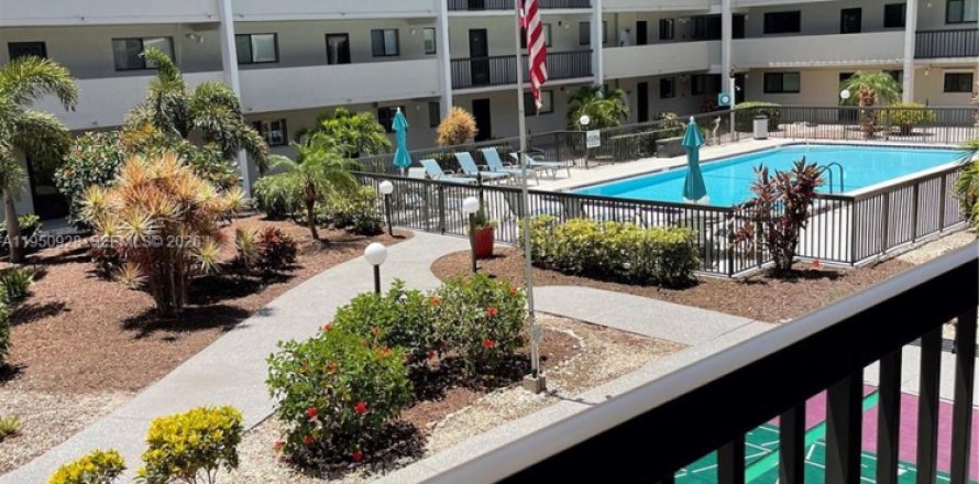 Кондоминиум с 2 спальнями в Форт Майерс, Флорида № 2009038