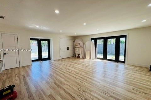 House in Miami, Florida 3 bedrooms, 194.82 sq.m. № 2010345 - photo 8