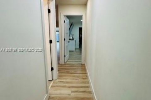 House in Miami, Florida 3 bedrooms, 194.82 sq.m. № 2010345 - photo 17