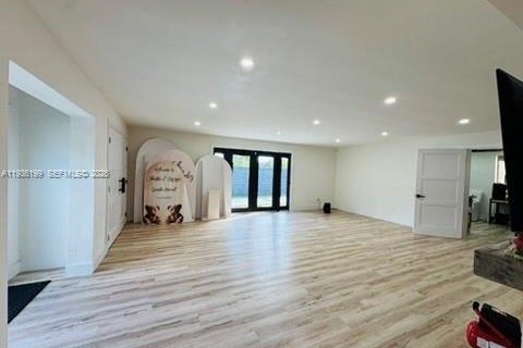 House in Miami, Florida 3 bedrooms, 194.82 sq.m. № 2010345 - photo 10