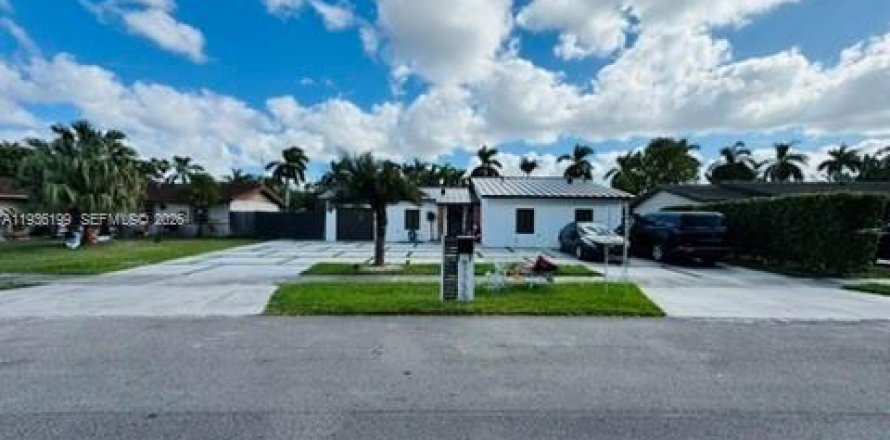 House in Miami, Florida 3 bedrooms, 194.82 sq.m. № 2010345