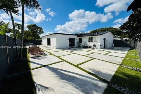 House in Miami, Florida 3 bedrooms, 194.82 sq.m. № 2010345 - photo 26