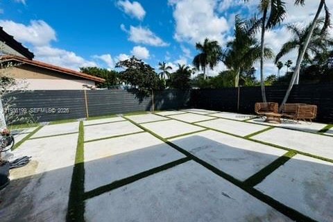 House in Miami, Florida 3 bedrooms, 194.82 sq.m. № 2010345 - photo 28