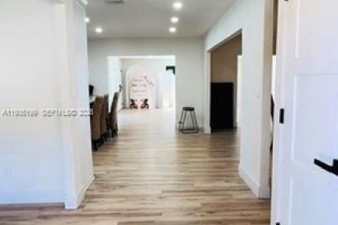 House in Miami, Florida 3 bedrooms, 194.82 sq.m. № 2010345 - photo 12