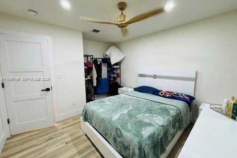 House in Miami, Florida 3 bedrooms, 194.82 sq.m. № 2010345 - photo 19