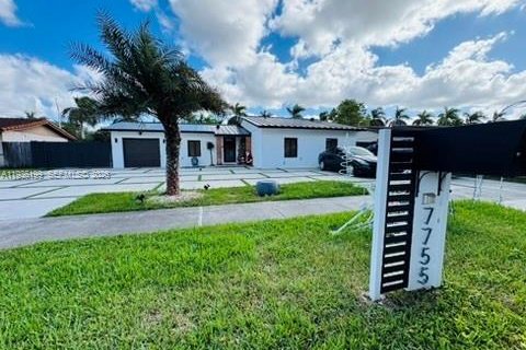 House in Miami, Florida 3 bedrooms, 194.82 sq.m. № 2010345 - photo 2