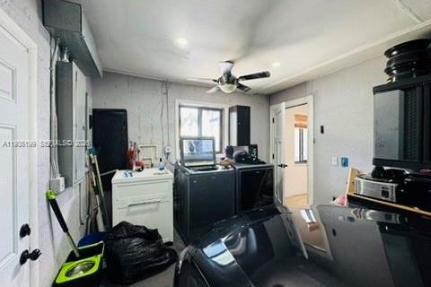 House in Miami, Florida 3 bedrooms, 194.82 sq.m. № 2010345 - photo 25