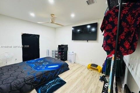 House in Miami, Florida 3 bedrooms, 194.82 sq.m. № 2010345 - photo 20