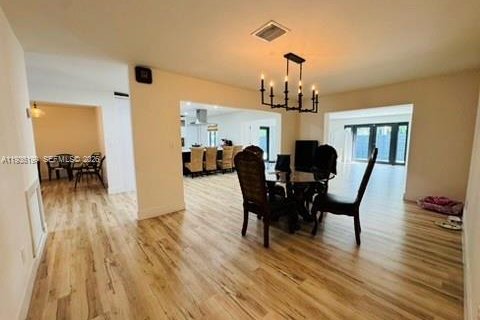 House in Miami, Florida 3 bedrooms, 194.82 sq.m. № 2010345 - photo 7