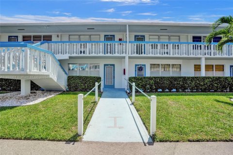Condo in Deerfield Beach, Florida, 1 bedroom  № 1945074 - photo 1