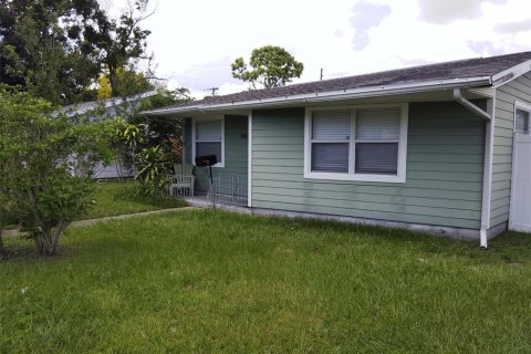 House in Saint Petersburg, Florida 2 bedrooms, 75.25 sq.m. № 1909073 - photo 2