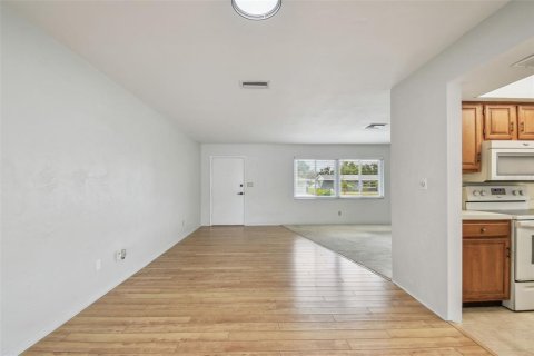House in Seminole, Florida 3 bedrooms, 168.71 sq.m. № 1681547 - photo 17