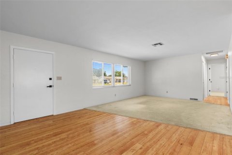 House in Seminole, Florida 3 bedrooms, 168.71 sq.m. № 1681547 - photo 12