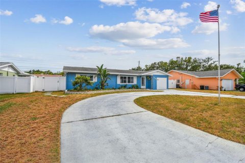 House in Seminole, Florida 3 bedrooms, 168.71 sq.m. № 1681547 - photo 10